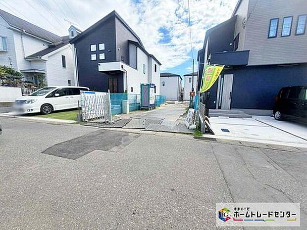 【前面道路含む現地写真】
一戸建ての大きなメリットは、「自分の土地」を自由に使えること。好きなペットが飼えるほか、ガーデニングやＤＩＹ、車やバイクの手入れなど様々な趣味を楽しめます♪