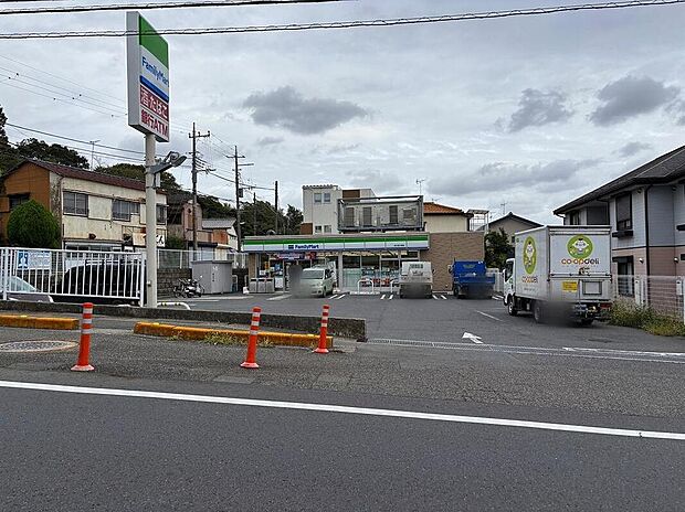 ファミリーマート市川宮久保店まで687m 徒歩9分!
