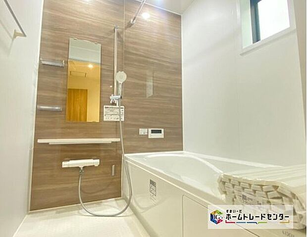 【浴室】窓付きのバスルームは、採光もあり明るく気持ちの良い空間です。窓があることで、換気環境も良好。掃除もスムーズに出来ます。