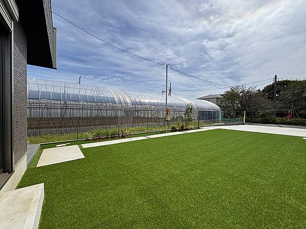 【庭】休日はお庭でゆったりと。陽光たっぷり降りそそぐ南庭を備えた理想のお住まいです。お子様の遊び場や趣味のガーデニングなど、ライフスタイルに合わせていろいろとお楽しみ頂けそうです。