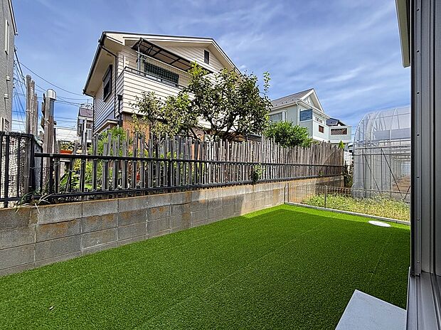 【庭】ペットの遊び場やガーデニングなど使い方は色々！陽当たりの良い広々としたお庭はご家族のプライベート空間♪