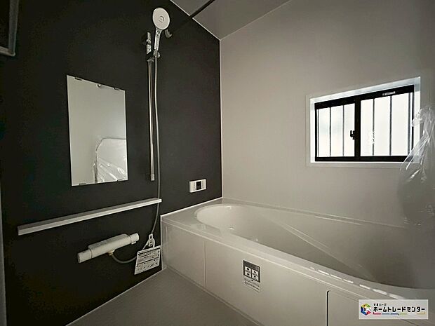 【浴室】【C号棟】毎日の疲れを癒す浴室は１坪タイプです。足を伸ばしてゆっくりとくつろげます。
お子様と一緒に入ってもゆとりがありますね♪