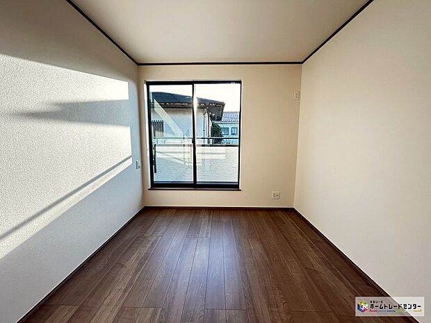 【洋室】【C号棟】窓からは日中優しく日の光がそそぐので眠るだけではなくオフタイムを充実させ場としてご利用いただけます。