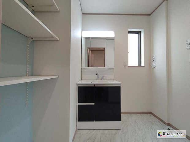 【洗面台】三面鏡付きの洗面化粧台ですので、たっぷりと収納いただけます！
清潔感のある快適空間で毎日の身支度も気持ち良くお使い頂けますね。