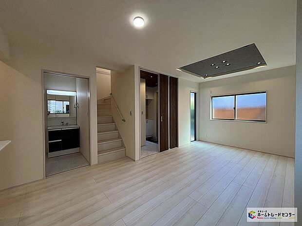 【リビング】住まいの中心となるLDKは大きな窓からは明るい光が降りそそぎます♪家族がゆったりとくつろげる居心地の良い空間です。