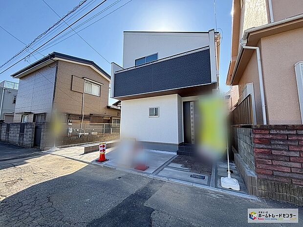 【前面道路含む現地写真】周辺は交通量の少ない生活道路なので小さなお子様がいても安心です。
2台駐車できるゆとりあるカースペース。
お買物施設が徒歩圏内☆住環境◎