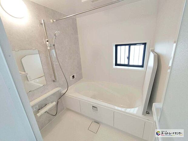 【浴室】窓付きのバスルームは、明るく換気環境も良好。日中の入浴も気持ちよくお使い頂けそうです♪