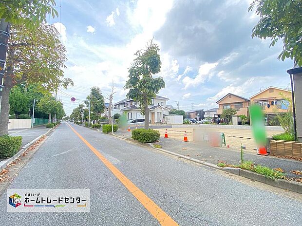 【前面道路含む現地写真】前面道路は約１１ｍの公道！カースペースは２台分（A・C号棟）！
平日・お仕事帰りなど、いつでもご案内致します！
お気軽にお問い合わせ下さい♪