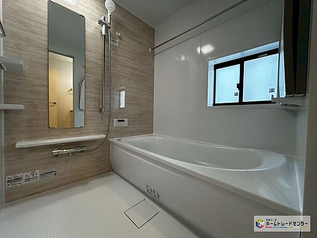 【浴室】【1号棟】雨の日や外出時に洗濯物を干せる浴室暖房乾燥機付き♪寒い季節はあらかじめ室内を暖めて快適に入浴できます!