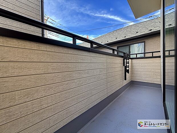 【バルコニー】広々としたバルコニーは、太陽の光がたくさん♪ご家族のお洗濯物やお布団もたっぷり干せる頼もしい存在です♪たくさんの洗濯物や全員の布団を一気に干せますね♪