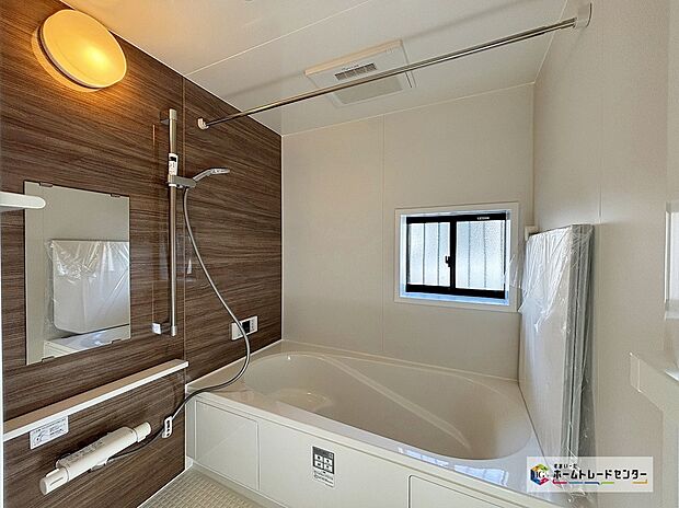 【浴室】毎日の疲れを癒す浴室は1坪タイプです。足を伸ばしてゆっくりとくつろげます。
お子様と一緒に入ってもゆとりがありますね♪