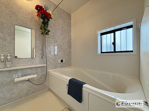 【浴室】雨の日や外出時に洗濯物を干せる浴室暖房乾燥機付き♪寒い季節はあらかじめ室内を暖めて快適に入浴できます！