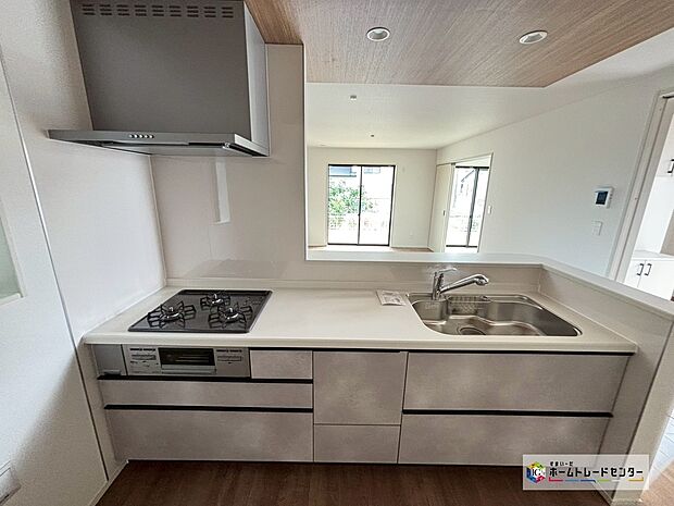 【キッチン】対面式キッチンは、家族のコミュニケーションを育み、子育て家族にも好適なプランです。リビングで寛ぐご家族をいつも感じ、会話を楽しみながら家事ができます♪