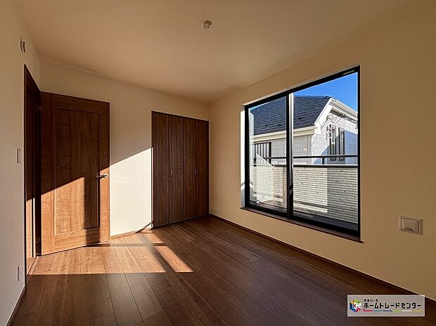 【洋室】【A号棟】全居室2面採光の陽光が心地良いプライベートルーム♪
各居室にはそれぞれ収納を完備!お部屋は美しい空間を保てますね!