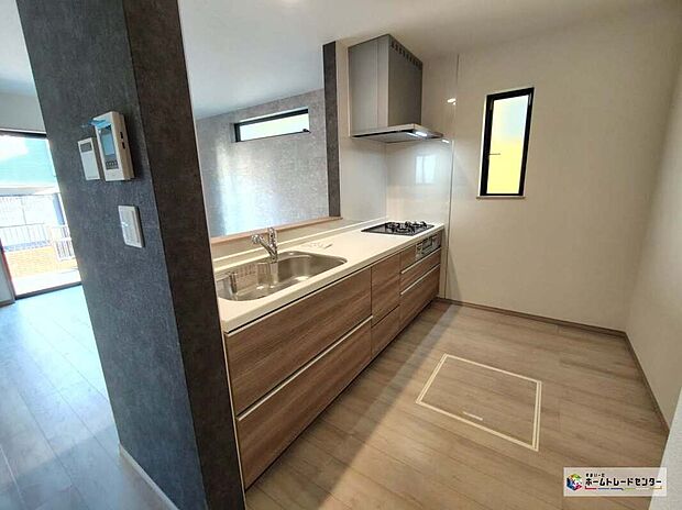 【キッチン】窓付きの明るく爽やかなキッチンスペース。床下収納もございますので、いつでもすっきりとお使い頂けそうです♪