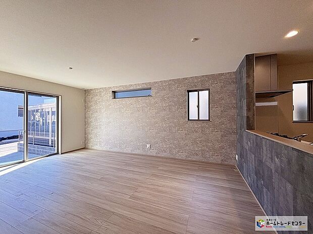 【A号棟リビング】暖かな雰囲気のＬＤＫ。ご家族が自然と集まる穏やかな暮らしがイメージできますね♪