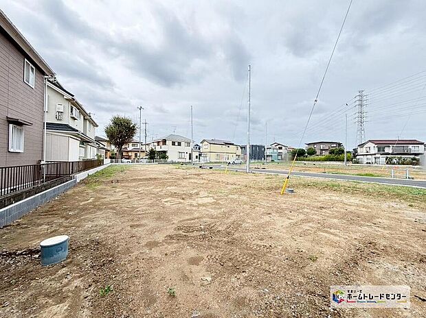 【現地外観写真】一戸建ての大きなメリットは、「自分の土地」を自由に使えること。好きなペットが飼えるほか、ガーデニングやDIY、車やバイクの手入れなど様々な趣味を楽しめます♪