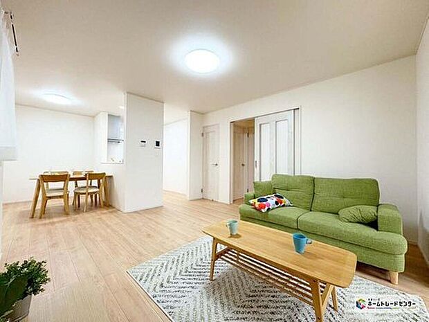 【リビング】採光良好なリビングは、ご家族の憩いの空間。居心地の良い快適な安らぎの場所にもなりそうです♪