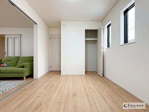 【リビング以外の居室】採光良好な明るい室内。木の温もりがやさしいフローリングは安らぎをもたらすプライベート空間♪

