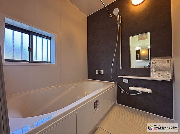 【B号棟浴室】毎日の疲れを癒す浴室は1坪タイプです。足を伸ばしてゆっくりとくつろげます。
お子様と一緒に入ってもゆとりがありますね♪