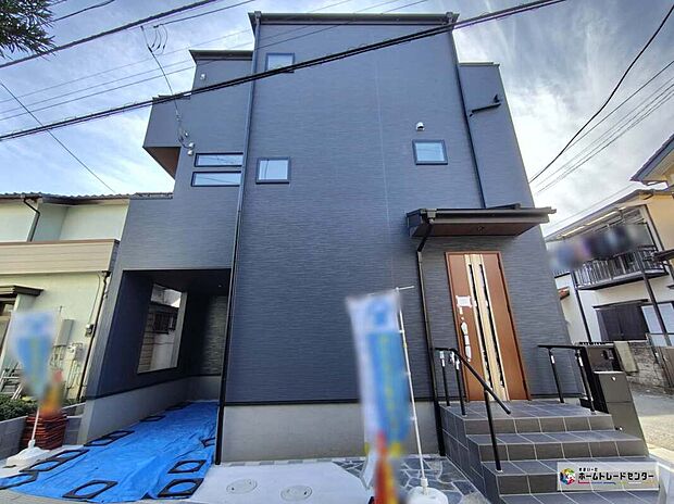 【現地外観写真】一戸建ての大きなメリットは、「自分の土地」を自由に使えること。好きなペットが飼えるほか、ガーデニングやDIY、車やバイクの手入れなど様々な趣味を楽しめます♪