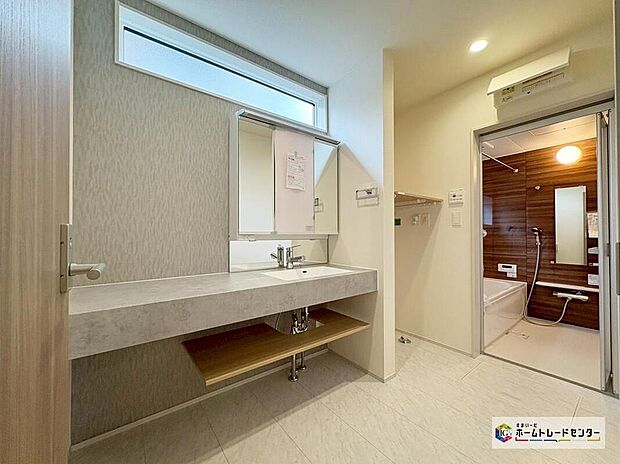 【洗面台・洗面所】白を基調とした清潔感あふれるパウダールームは機能性とデザイン性を両立させた快適空間。毎日の身支度や入浴時にも気持ちよくお使いいただけます。