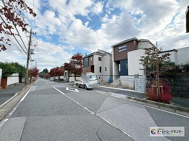【前面道路含む現地写真】休日にご家族揃ってご見学はいかがでしょうか♪実際の現地を見てみると図面などではわからない、新たな発見もありますのでまずはお気軽にお問い合わせください♪