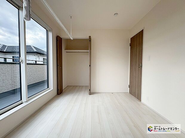 【リビング以外の居室】優しい雰囲気のフローリングにホワイトのクロスがどんなインテリアにも馴染みます！明るい室内に自分好みの家具を配置して、プライベート空間を楽しめます。