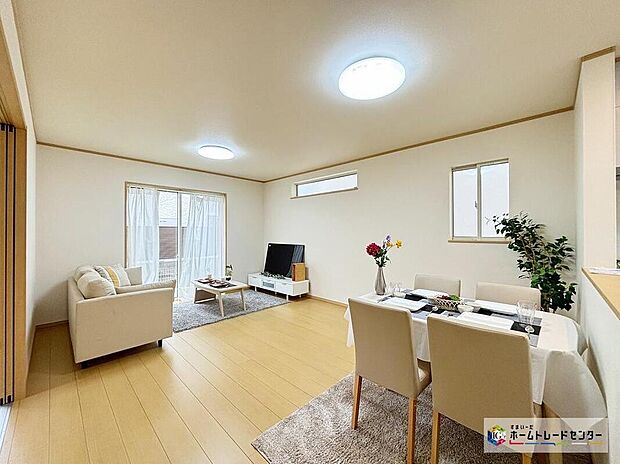 【リビング】対面キッチンからはLDK全体を見渡せます♪対面式キッチンは、家族のコミュニケーションを育み、子育て家族にも好適なプランです。リビングで寛ぐご家族をいつも感じ、会話を楽しみながら家事ができます♪