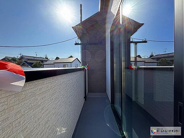 【バルコニー】広々としたバルコニーは、太陽の光がたくさん♪ご家族のお洗濯物やお布団もたっぷり干せる頼もしい存在です♪たくさんの洗濯物や全員の布団を一気に干せますね♪