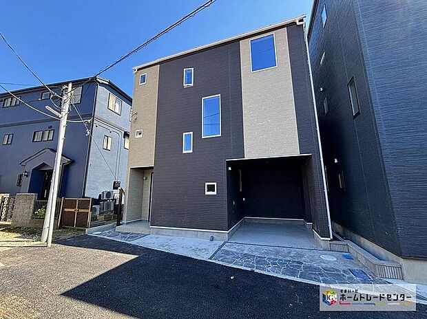 【現地外観写真】周辺は静かで落ち着いた雰囲気の住宅街です。交通量も少なく、穏やかで快適にお過ごし頂けそうです。子育てファミリーにもおすすめです♪