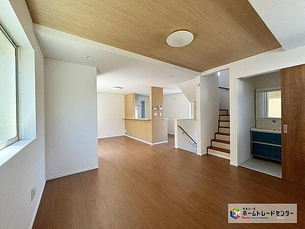 【リビング】陽光差し込む明るいリビング♪ご家族でインテリアのレイアウトを考えるのも楽しみになりそうです。シックなダークブラウンの木目が高級感と落ち着きを感じさせます！