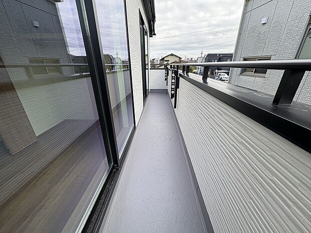 【バルコニー】広々としたバルコニーは、太陽の光がたくさん♪ご家族のお洗濯物やお布団もたっぷり干せる頼もしい存在です♪たくさんの洗濯物や全員の布団を一気に干せますね♪