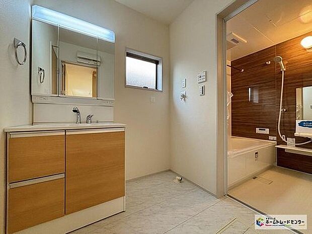 【洗面所】散らかりがちな洗面台も三面鏡の後ろの収納でスッキリ♪
三面鏡の後ろ以外にも収納がございますので、ちょっとした生活用品等の収納もできます！