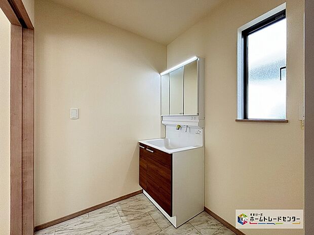 【洗面台】三面鏡付きの洗面化粧台ですので、たっぷりと収納いただけます！
清潔感のある快適空間で毎日の身支度も気持ち良くお使い頂けますね。