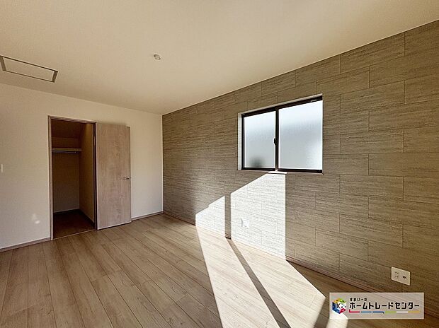 【洋室】充分な広さの収納を備え、採光良好な洋室は、快適空間。プライベートの時間もゆったりお寛ぎ頂けそうです♪