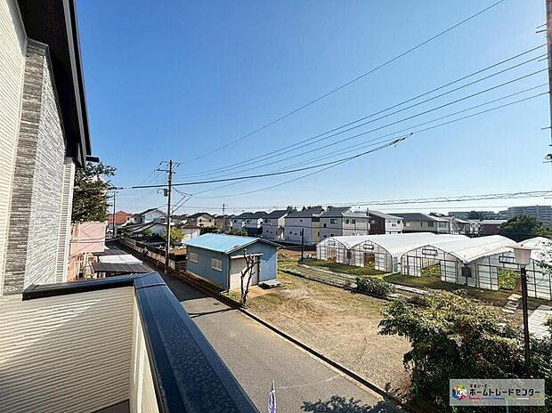 【バルコニー】広々としたバルコニーは、太陽の光がたくさん♪ご家族のお洗濯物やお布団もたっぷり干せる頼もしい存在です♪たくさんの洗濯物や全員の布団を一気に干せますね♪