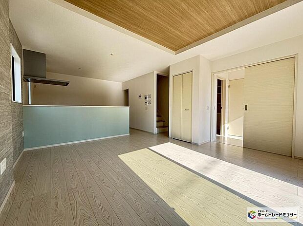 【リビングルーム】対面式キッチンは、家族のコミュニケーションを育み、子育て家族にも好適なプランです。リビングで寛ぐご家族をいつも感じ、会話を楽しみながら家事ができます♪