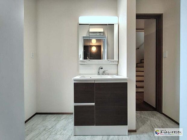 【洗面所】三面鏡付きの洗面化粧台ですので、たっぷりと収納いただけます!
清潔感のある快適空間で毎日の身支度も気持ち良くお使い頂けますね。