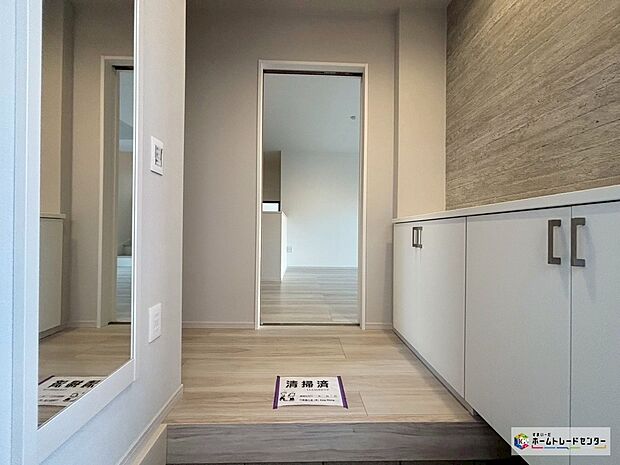 【玄関】【3号棟】窓のある玄関ホールは明るく気持ちの良い空間。鏡が室内の明かりや窓からの光を反射し、玄関に届けることで明るい雰囲気を演出します！