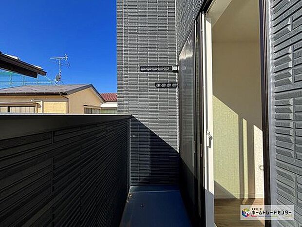 【バルコニー】広々としたバルコニーは、太陽の光がたくさん♪ご家族のお洗濯物やお布団もたっぷり干せる頼もしい存在です♪たくさんの洗濯物や全員の布団を一気に干せますね♪
