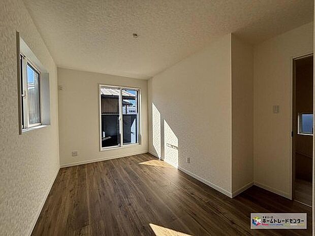 【リビング以外の居室】バルコニーからの優しい日差しがくつろぎの時間を充実させるお部屋。全居室に収納をご用意しておりますので居室の全空間を有効活用出来ます。自分好みのお部屋で、ゆったりお寛ぎ頂けます。