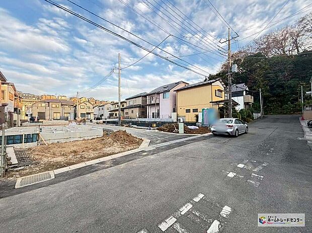 【現地外観写真】一戸建ての大きなメリットは、「自分の土地」を自由に使えること。好きなペットが飼えるほか、ガーデニングやDIY、車やバイクの手入れなど様々な趣味を楽しめます♪