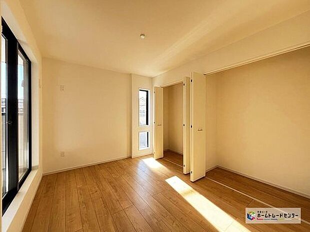 【リビング以外の居室】バルコニーからの優しい日差しがくつろぎの時間を充実させるお部屋。全居室に収納をご用意しておりますので居室の全空間を有効活用出来ます。自分好みのお部屋で、ゆったりお寛ぎ頂けます。