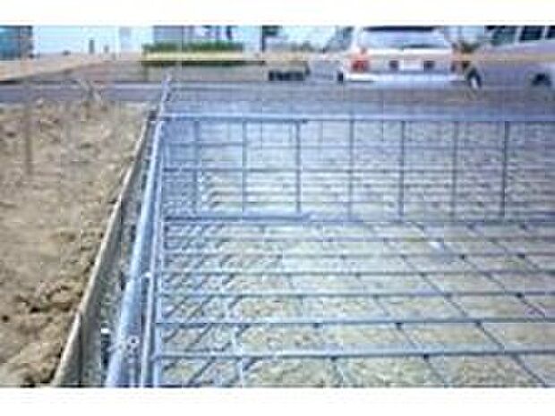 【【ベタ基礎】】床面と立ち上がり部分が一体となる強固なベタ基礎工法。
幅は150ミリ、高さは400ミリ。鉄筋はあらかじめ工場でつくることで現場加工による精度のバラツキもなくしています。