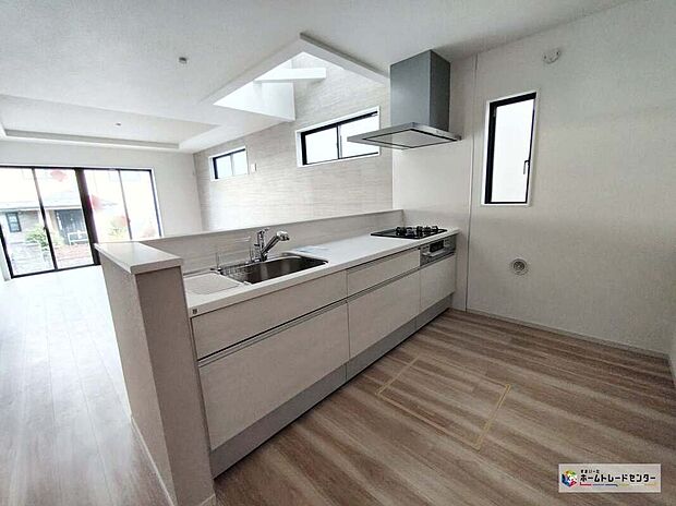 【キッチン】窓付きの明るく爽やかなキッチンスペース。床下収納もございますので、いつでもすっきりとお使い頂けそうです♪