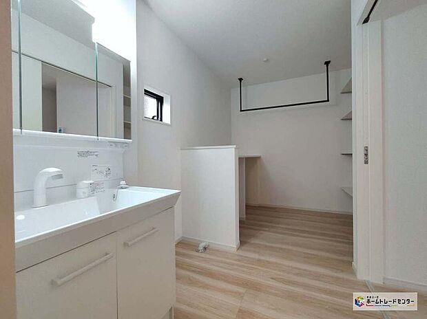 【洗面化粧台】白を基調とした爽やかなサニタリースペース。清潔感のある快適空間です。毎日の身支度も気持ち良くお使い頂けます♪