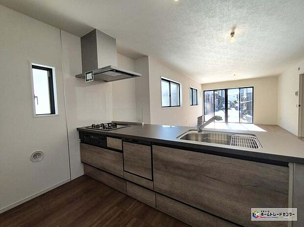 【キッチン】≪1号棟≫
人工大理石トップ仕様の高級感のあるシステムキッチン。食洗機や浄水器、ハンドシャワーなど、高機能付きです。サポート力◎で、家事も快適スムーズに出来そうです♪