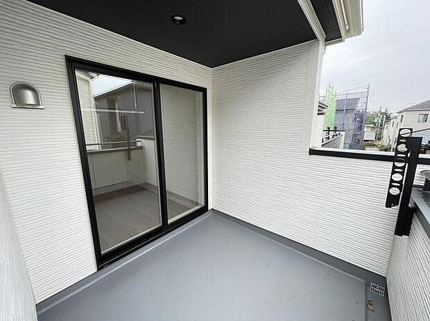 【バルコニー】≪1号棟≫
バルコニーには屋根がついているので、急な天候の変化にも対応できます♪