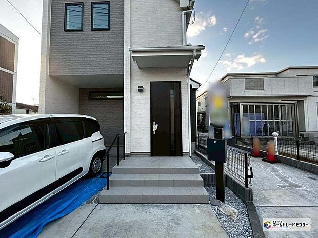 【玄関】≪C号棟≫
ガラススリットの入った玄関ドアは室内に光を届けてくれる大事な存在です☆ウッドテイストの玄関ドアがお洒落です♪